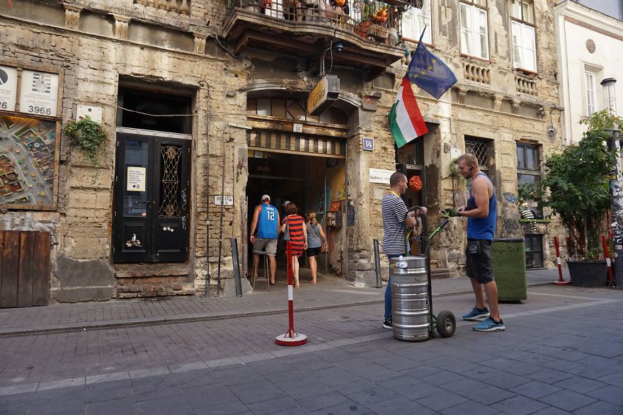 I Went To An Old Jewish Quarter In Budapest To Find Out What The Fuss Is All About Ruin Bars (20 Pics) I Went To An Old Jewish Quarter In Budapest To Find Out What The Fuss Is All About Ruin Bars (20 Pics)