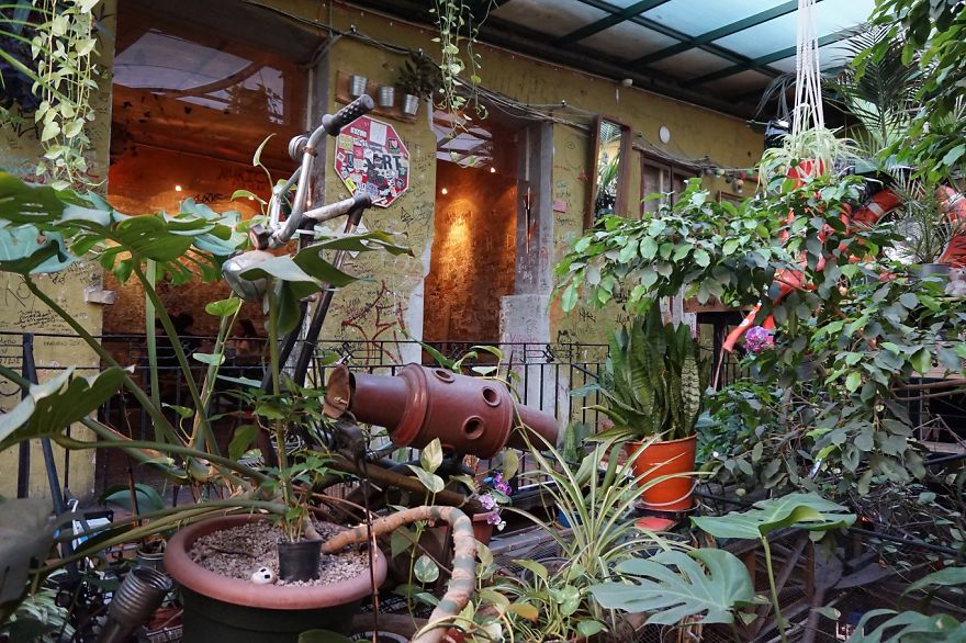 I Went To An Old Jewish Quarter In Budapest To Find Out What The Fuss Is All About Ruin Bars (20 Pics)