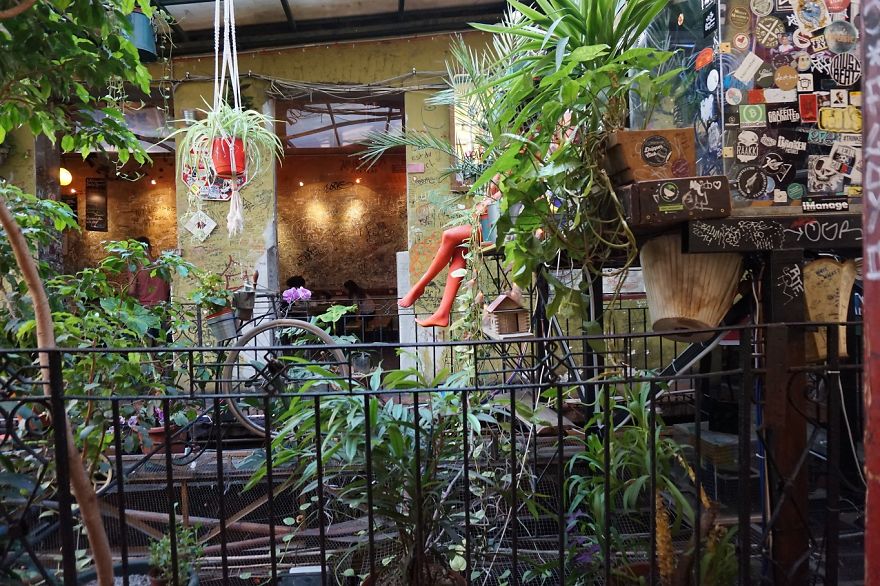 I Went To An Old Jewish Quarter In Budapest To Find Out What The Fuss Is All About Ruin Bars (20 Pics) I Went To An Old Jewish Quarter In Budapest To Find Out What The Fuss Is All About Ruin Bars (20 Pics)