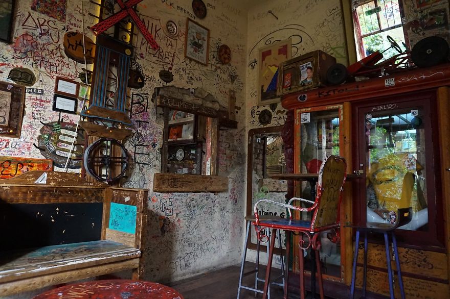 I Went To An Old Jewish Quarter In Budapest To Find Out What The Fuss Is All About Ruin Bars (20 Pics)