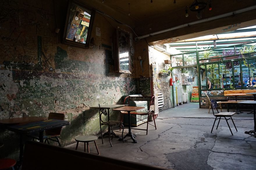 I Went To An Old Jewish Quarter In Budapest To Find Out What The Fuss Is All About Ruin Bars (20 Pics) I Went To An Old Jewish Quarter In Budapest To Find Out What The Fuss Is All About Ruin Bars (20 Pics)