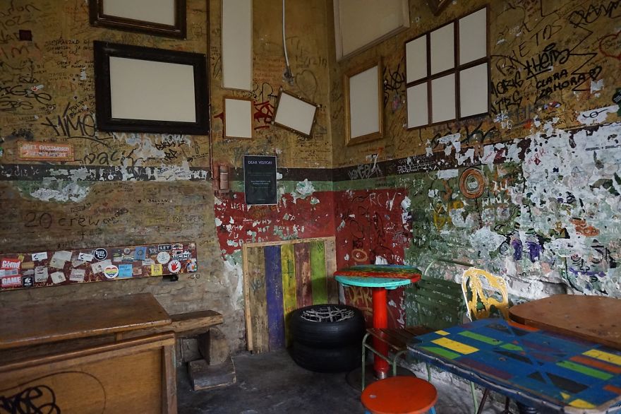 I Went To An Old Jewish Quarter In Budapest To Find Out What The Fuss Is All About Ruin Bars (20 Pics)