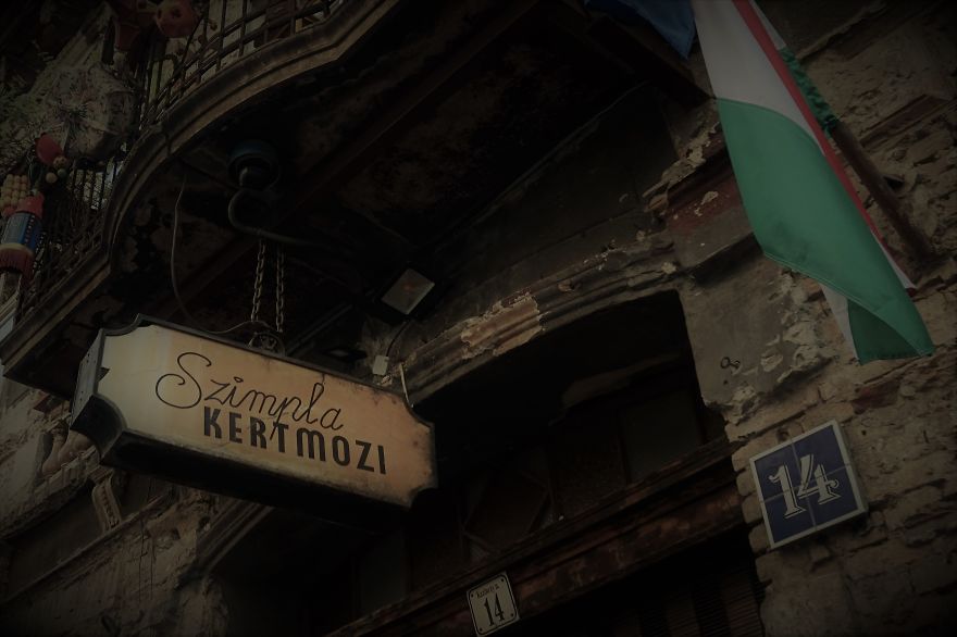 I Went To An Old Jewish Quarter In Budapest To Find Out What The Fuss Is All About Ruin Bars (20 Pics)