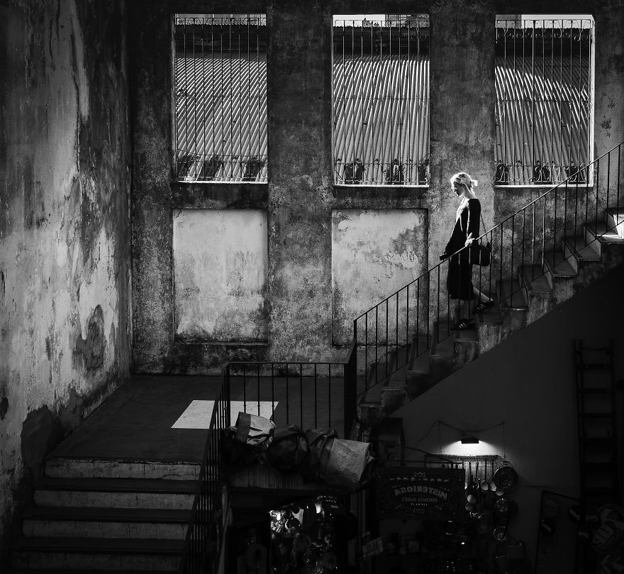 Descenso Por La Historia