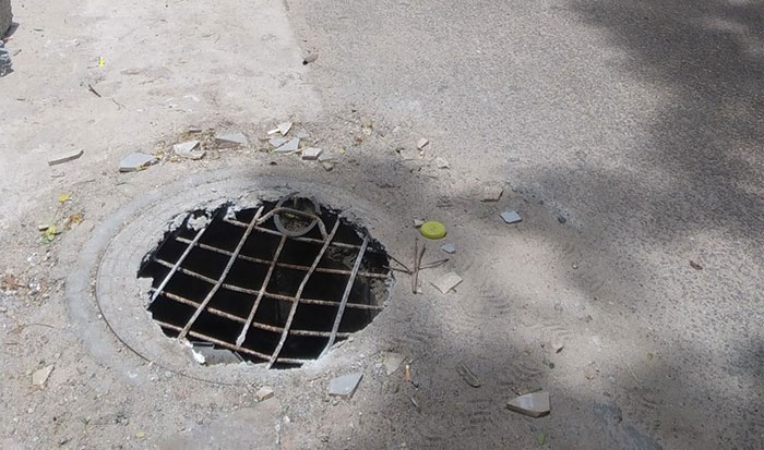 Guy Wants Authorities To Fix The Roads, Takes The Most Creative Way Of Emphasizing How Big This Problem Actually Is Guy Wants Authorities To Fix The Roads, Takes The Most Creative Way Of Emphasizing How Big This Problem Actually Is