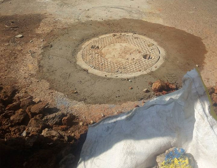 Guy Wants Authorities To Fix The Roads, Takes The Most Creative Way Of Emphasizing How Big This Problem Actually Is Guy Wants Authorities To Fix The Roads, Takes The Most Creative Way Of Emphasizing How Big This Problem Actually Is