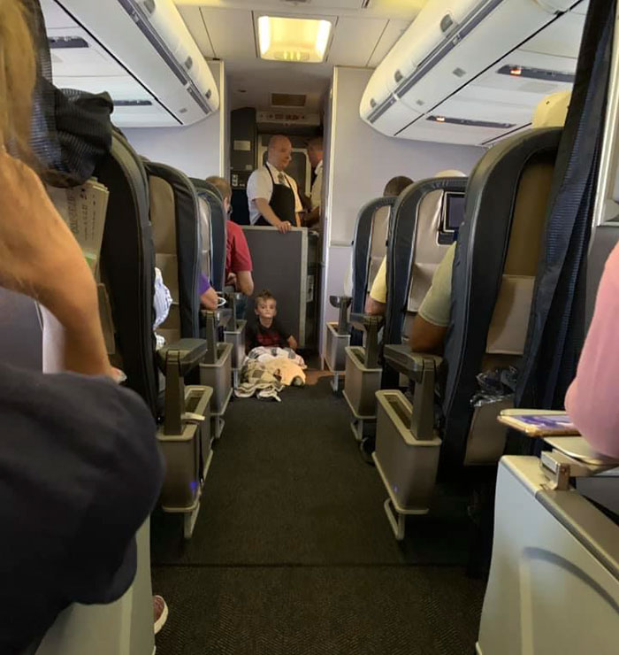 4 Y.O. Autistic Boy Was Having A Meltdown During A Flight So The Crew And Passengers Stepped In To Help 4 Y.O. Autistic Boy Was Having A Meltdown During A Flight So The Crew And Passengers Stepped In To Help
