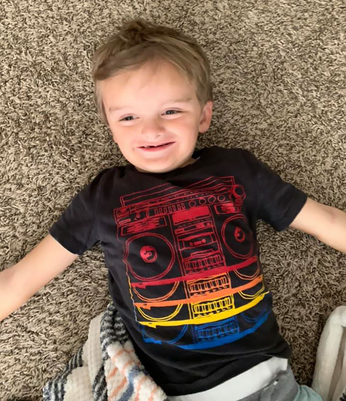 4 Y.O. Autistic Boy Was Having A Meltdown During A Flight So The Crew And Passengers Stepped In To Help 4 Y.O. Autistic Boy Was Having A Meltdown During A Flight So The Crew And Passengers Stepped In To Help