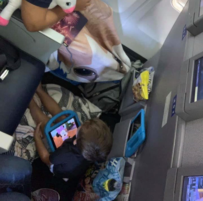 4 Y.O. Autistic Boy Was Having A Meltdown During A Flight So The Crew And Passengers Stepped In To Help 4 Y.O. Autistic Boy Was Having A Meltdown During A Flight So The Crew And Passengers Stepped In To Help