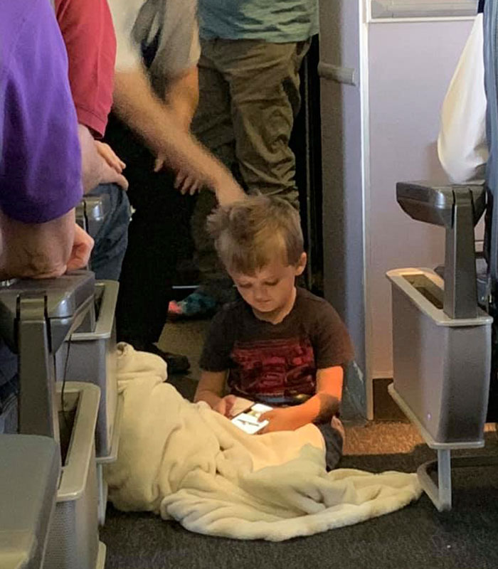 4 Y.O. Autistic Boy Was Having A Meltdown During A Flight So The Crew And Passengers Stepped In To Help 4 Y.O. Autistic Boy Was Having A Meltdown During A Flight So The Crew And Passengers Stepped In To Help