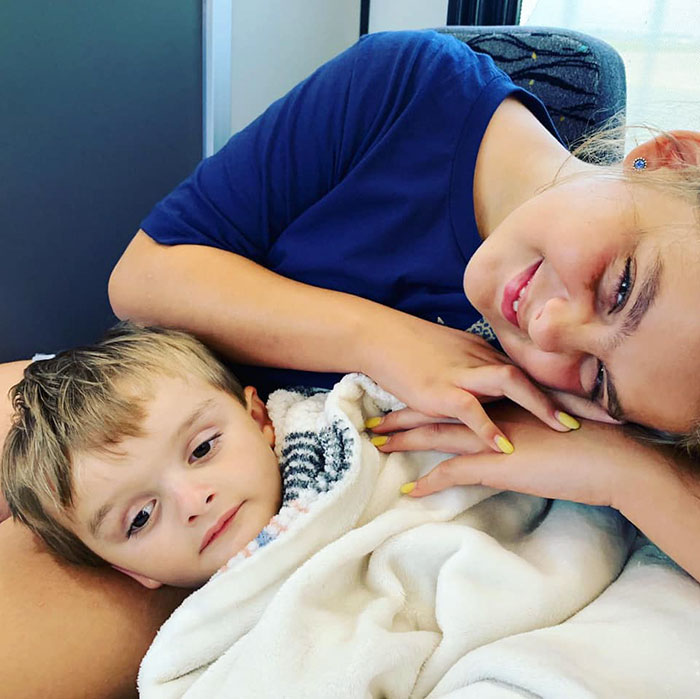 4 Y.O. Autistic Boy Was Having A Meltdown During A Flight So The Crew And Passengers Stepped In To Help 4 Y.O. Autistic Boy Was Having A Meltdown During A Flight So The Crew And Passengers Stepped In To Help