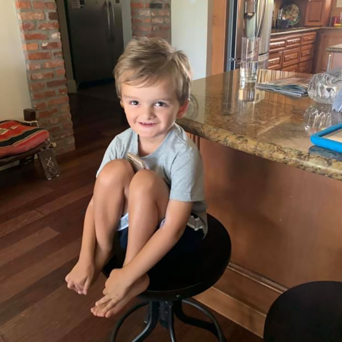 4 Y.O. Autistic Boy Was Having A Meltdown During A Flight So The Crew And Passengers Stepped In To Help 4 Y.O. Autistic Boy Was Having A Meltdown During A Flight So The Crew And Passengers Stepped In To Help