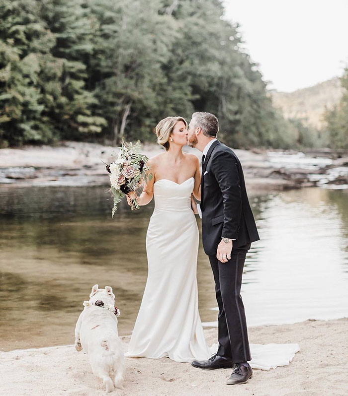 Dog Refuses To Take His Owners' Wedding Day Seriously, Steals The Whole Show Dog Refuses To Take His Owners' Wedding Day Seriously, Steals The Whole Show