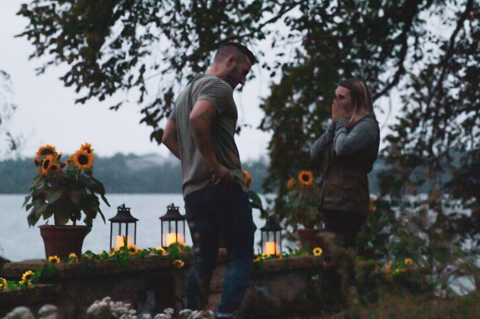 Girl Becomes A Bush On The Day Of Her Sister's Engagement So She Could Capture The Moment Unnoticed Girl Becomes A Bush On The Day Of Her Sister's Engagement So She Could Capture The Moment Unnoticed