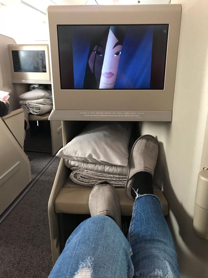 Person Can't Believe The Difference Between Economy And Business Class After Getting Randomly Upgraded To Business Class Person Can't Believe The Difference Between Economy And Business Class After Getting Randomly Upgraded To Business Class
