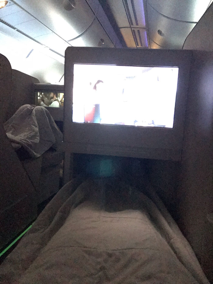 Person Can't Believe The Difference Between Economy And Business Class After Getting Randomly Upgraded To Business Class Person Can't Believe The Difference Between Economy And Business Class After Getting Randomly Upgraded To Business Class