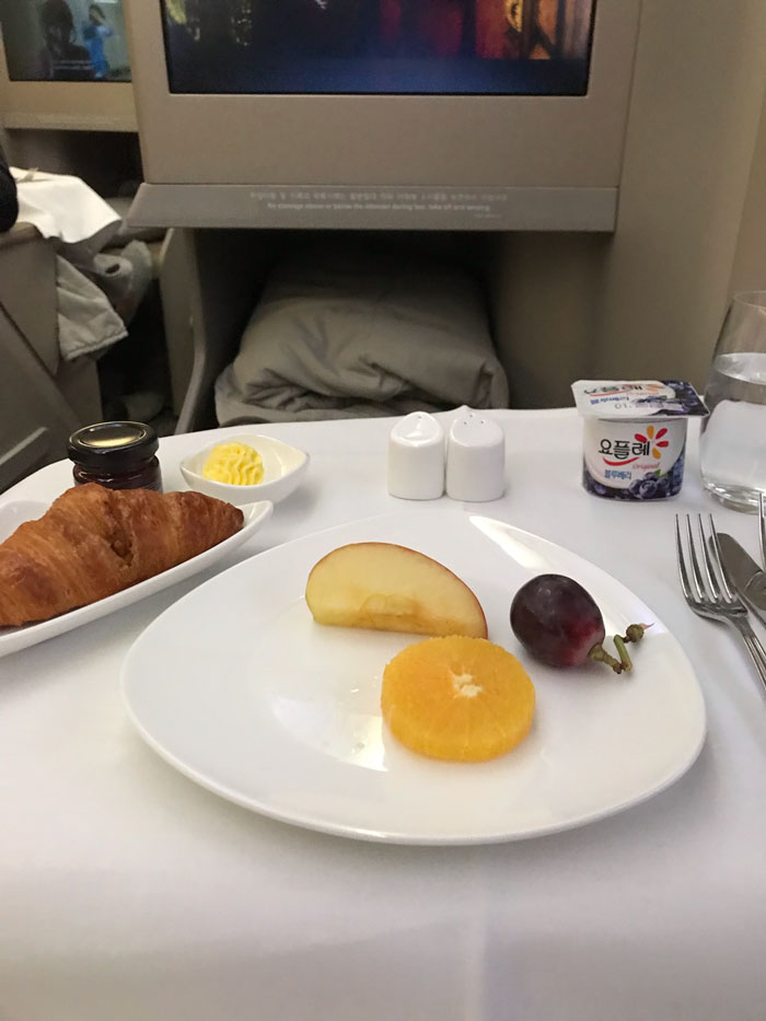 Person Can't Believe The Difference Between Economy And Business Class After Getting Randomly Upgraded To Business Class