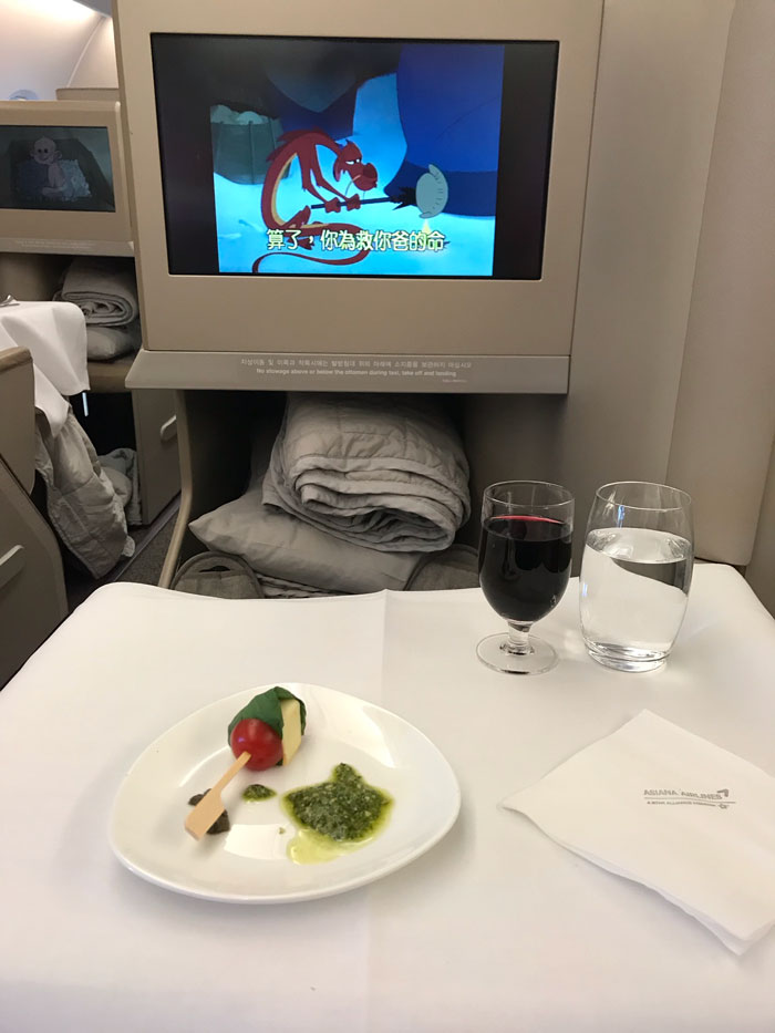 Person Can't Believe The Difference Between Economy And Business Class After Getting Randomly Upgraded To Business Class