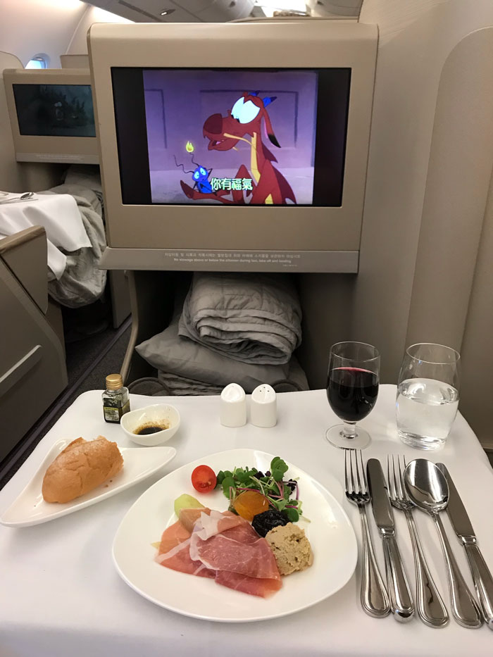 Person Can't Believe The Difference Between Economy And Business Class After Getting Randomly Upgraded To Business Class Person Can't Believe The Difference Between Economy And Business Class After Getting Randomly Upgraded To Business Class