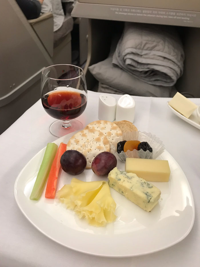 Person Can't Believe The Difference Between Economy And Business Class After Getting Randomly Upgraded To Business Class Person Can't Believe The Difference Between Economy And Business Class After Getting Randomly Upgraded To Business Class