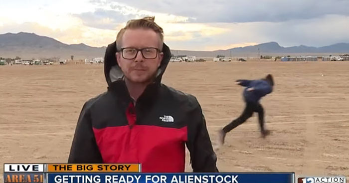 Se ve a alguien corriendo a lo Naruto junto al Area 51 mientras retransmiten las noticias en directo