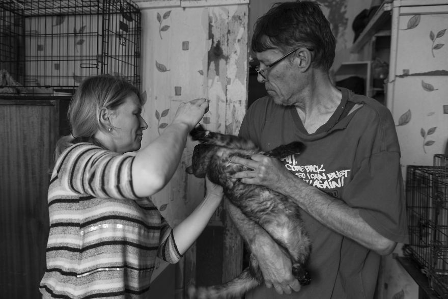 I Capture A Heartbreaking Story About A Woman That Dedicated Her Life To Stray Cats Despite Her Own Hardships