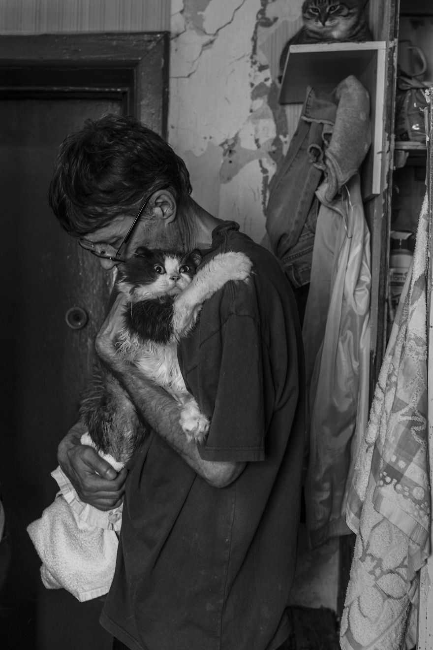 I Capture A Heartbreaking Story About A Woman That Dedicated Her Life To Stray Cats Despite Her Own Hardships I Capture A Heartbreaking Story About A Woman That Dedicated Her Life To Stray Cats Despite Her Own Hardships