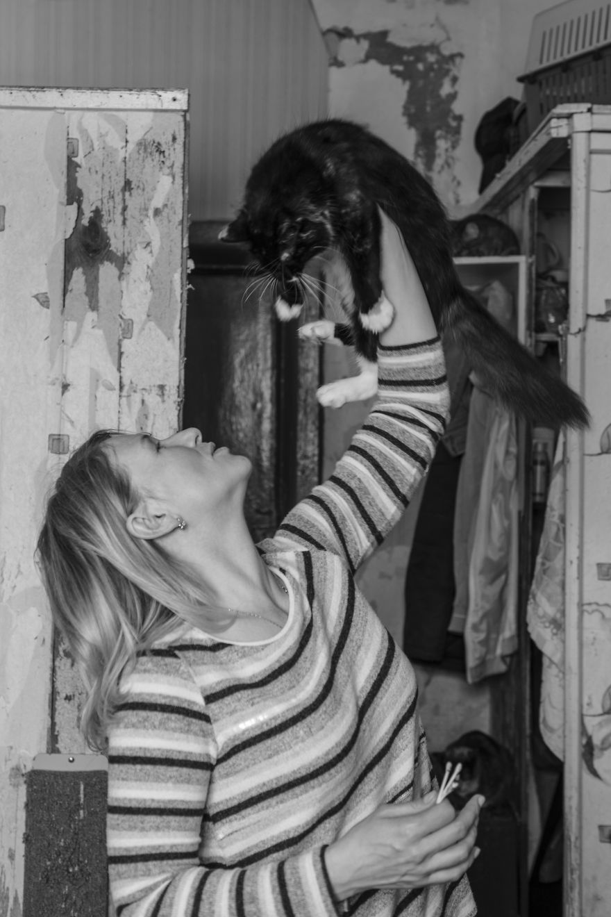 I Capture A Heartbreaking Story About A Woman That Dedicated Her Life To Stray Cats Despite Her Own Hardships