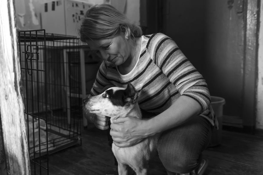 I Capture A Heartbreaking Story About A Woman That Dedicated Her Life To Stray Cats Despite Her Own Hardships I Capture A Heartbreaking Story About A Woman That Dedicated Her Life To Stray Cats Despite Her Own Hardships