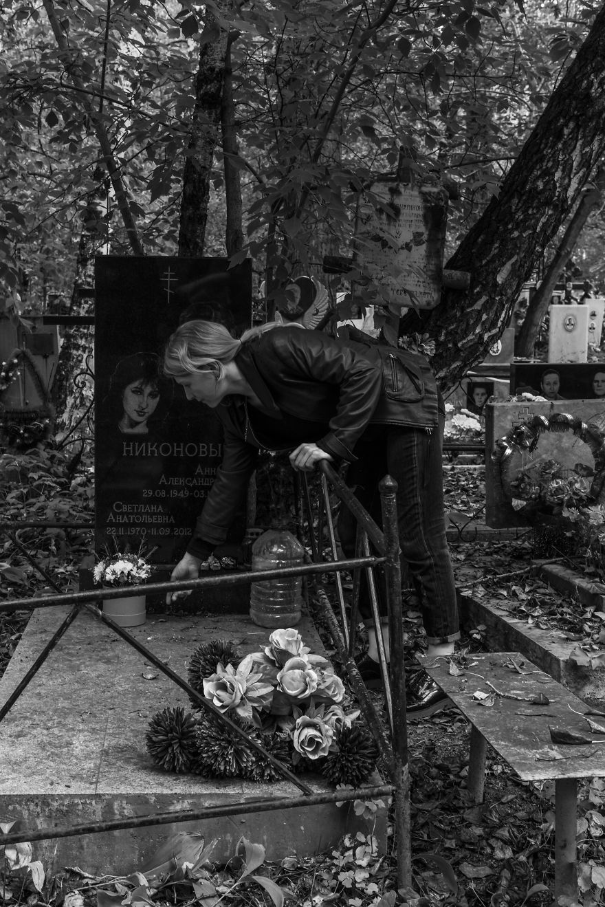 I Capture A Heartbreaking Story About A Woman That Dedicated Her Life To Stray Cats Despite Her Own Hardships