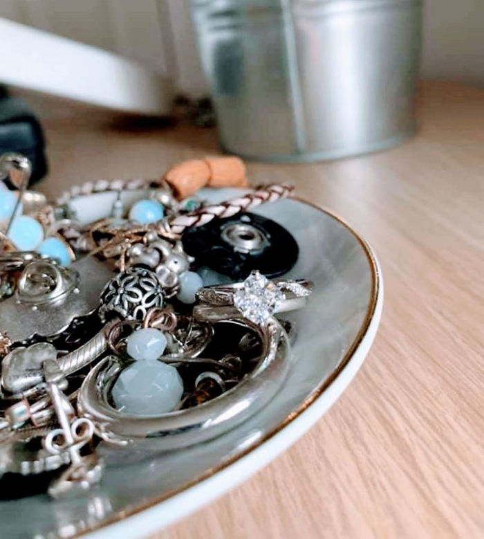 BF Decides To See How Far He Can Take Parading Engagement Ring In Front Of His GF Without Her Noticing (22 Pics) BF Decides To See How Far He Can Take Parading Engagement Ring In Front Of His GF Without Her Noticing (22 Pics)