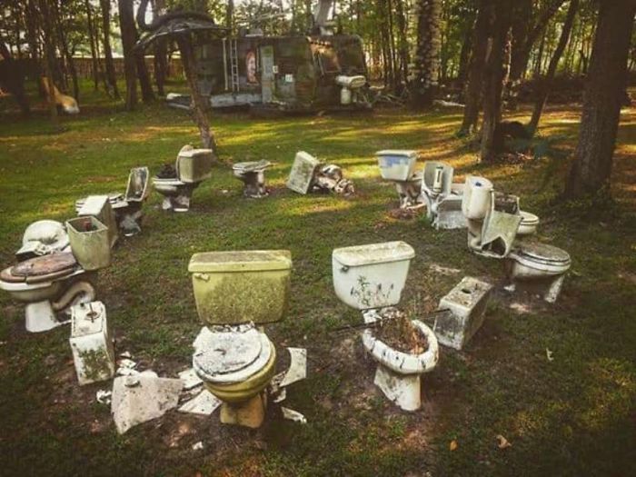 Toilets-With-Threatening-Auras