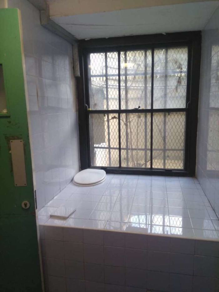 Toilets-With-Threatening-Auras