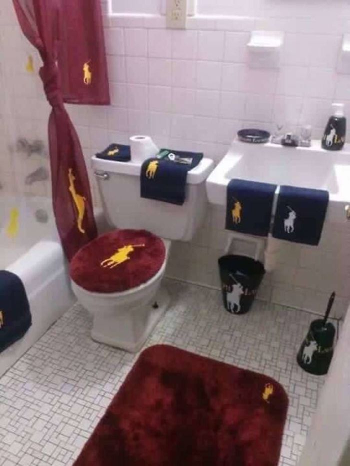 Toilets-With-Threatening-Auras