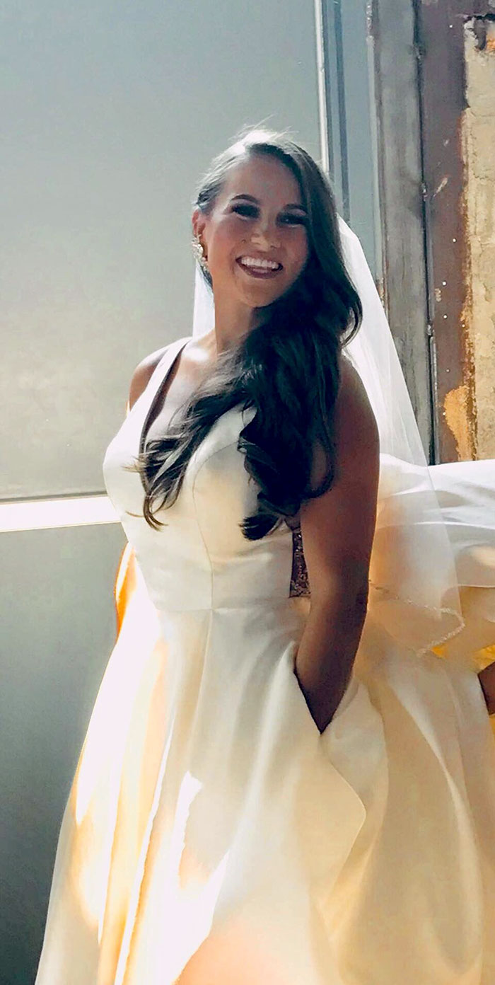 13 Times Brides Couldn't Hold Back Their Happiness Because They Wore Dresses With Pockets