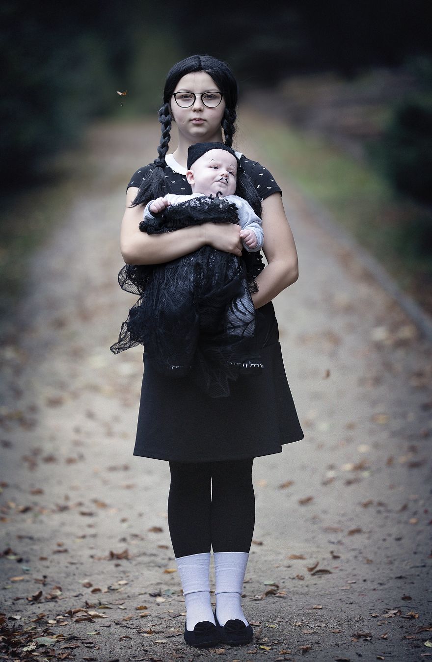 My 20 Pics Of A Family Dressed Up As The Addams Family For Halloween