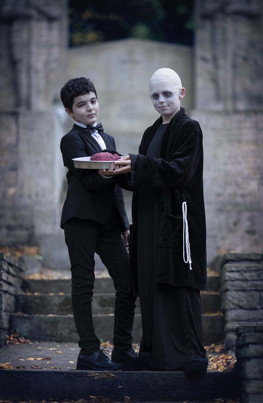 My 20 Pics Of A Family Dressed Up As The Addams Family For Halloween