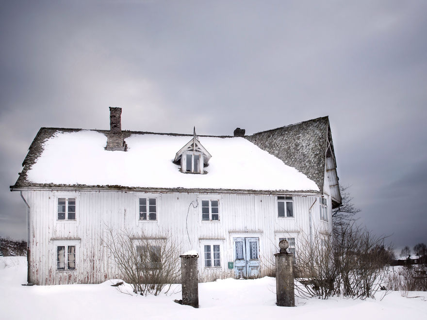 I Made A Photo Series Inside An Abandoned House