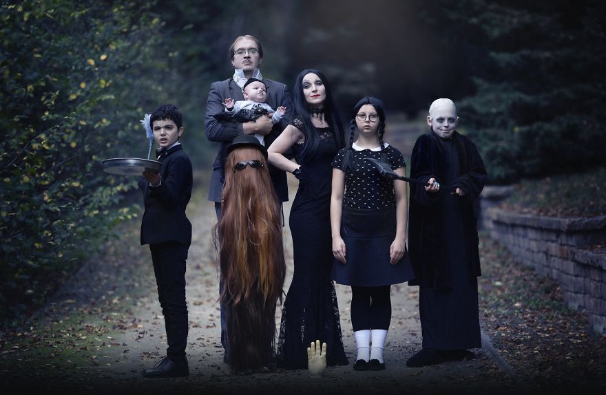 My 20 Pics Of A Family Dressed Up As The Addams Family For Halloween