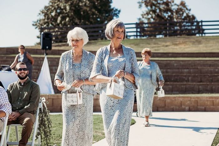 Bride Opts To Have Her 4 Grandmas As Flower Girls And They Totally Crush It Bride Opts To Have Her 4 Grandmas As Flower Girls And They Totally Crush It