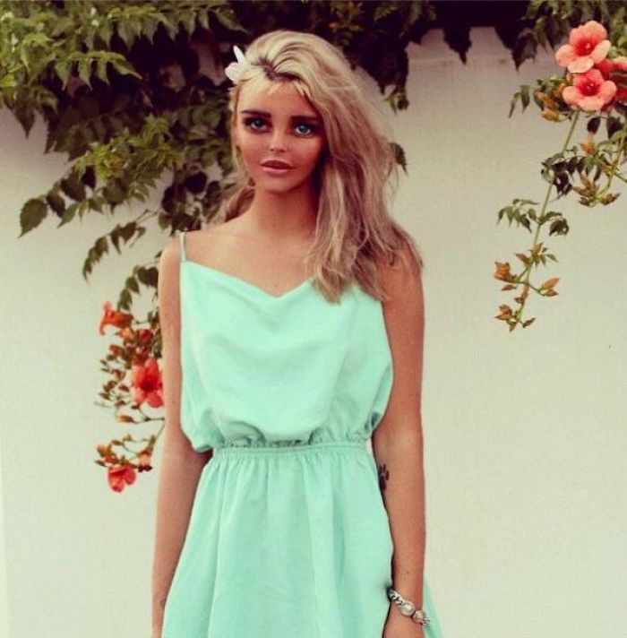 Blogger Who Claims She’s Never Had Any Plastic Surgery Or Edits Her Photos.