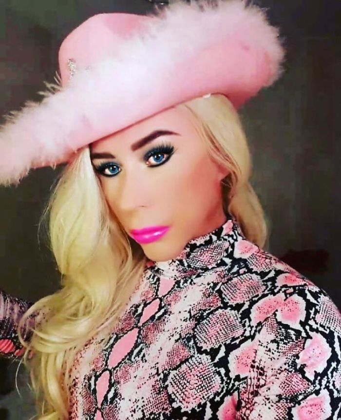 Everyone In The Comments Was Saying How Beautiful She Looks, But No One Bothered To Point Out The Nose Smoothed Out Into Oblivion.