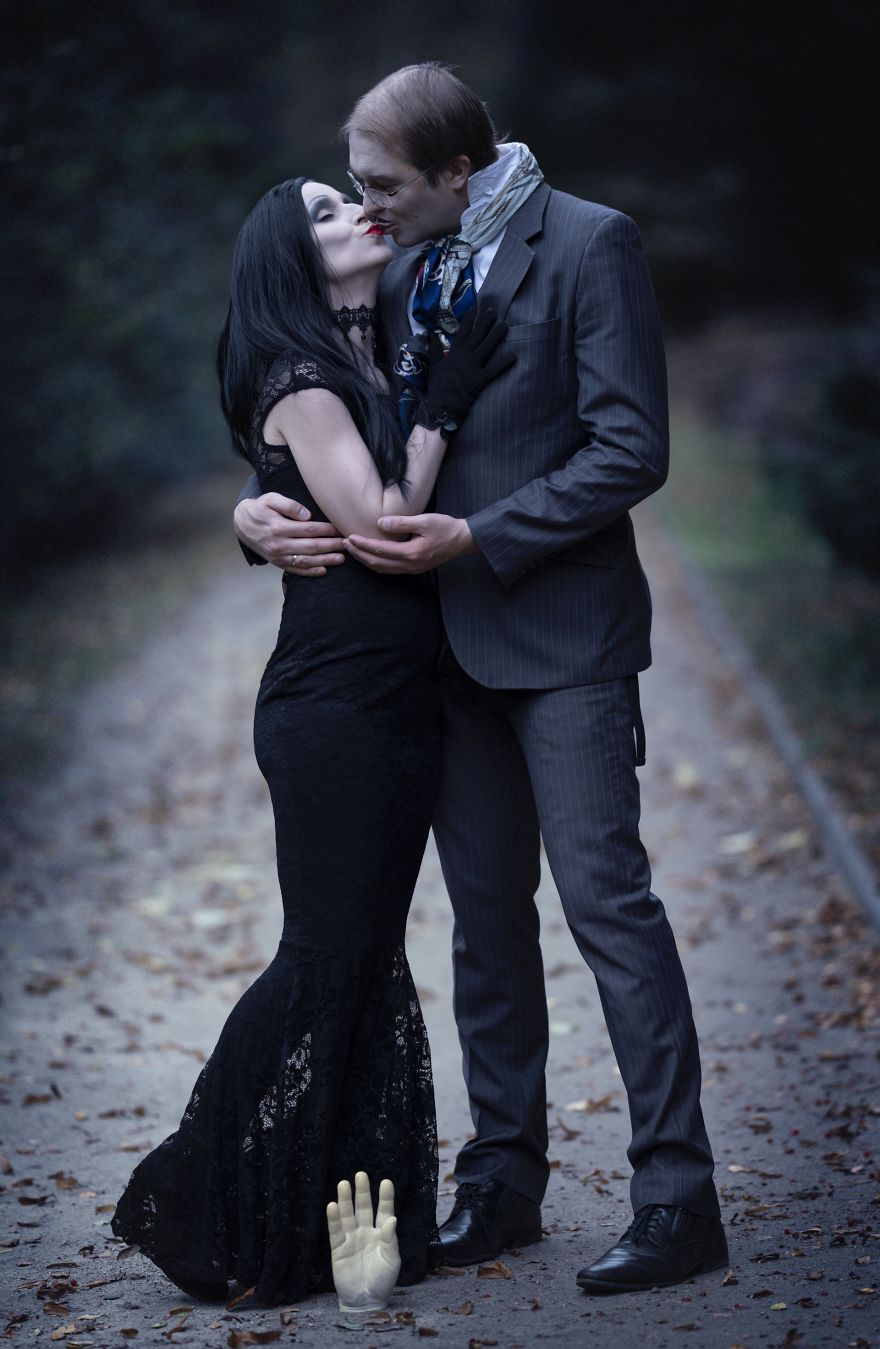 My 20 Pics Of A Family Dressed Up As The Addams Family For Halloween