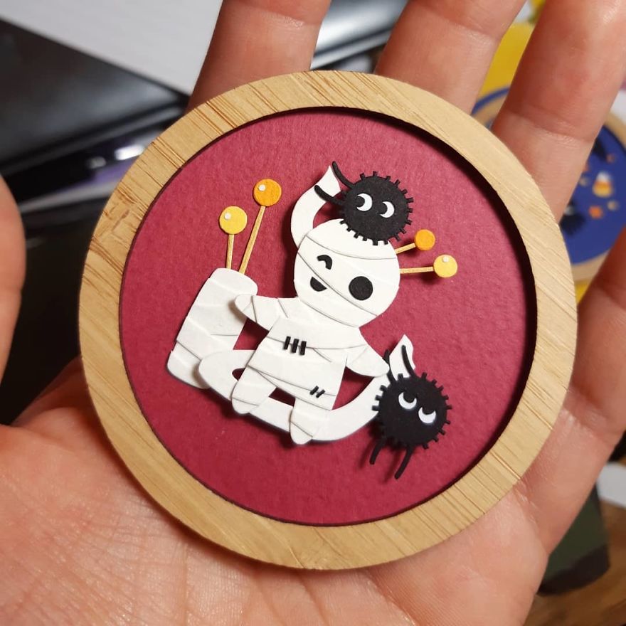 These Two Mini Frames Will Be Part Of The Raffle For The 'A Very Ghibli Halloween' Show Organised By The Wonderful @kitandkatdesigns And Hosted By @t_to_tea 🐱💕
.
🎃 Show Opening Night Is This Saturday At 6pm, And Will Run Until 3/11! .
🦇 There Will Be A Mini Artist Alley Featuring The Incredibly Talented @letealeaf And @shihopate On The Opening Night , As Well As Adorable Themed Drinks And Raffles For Those Who Come In Dressed For The Occasion!! #halloween #cutober #ghibliween #papercut #cutpaper #papercutting #cutoodle #ghibli #studioghibli #sootball #kodama #averyghiblihalloween