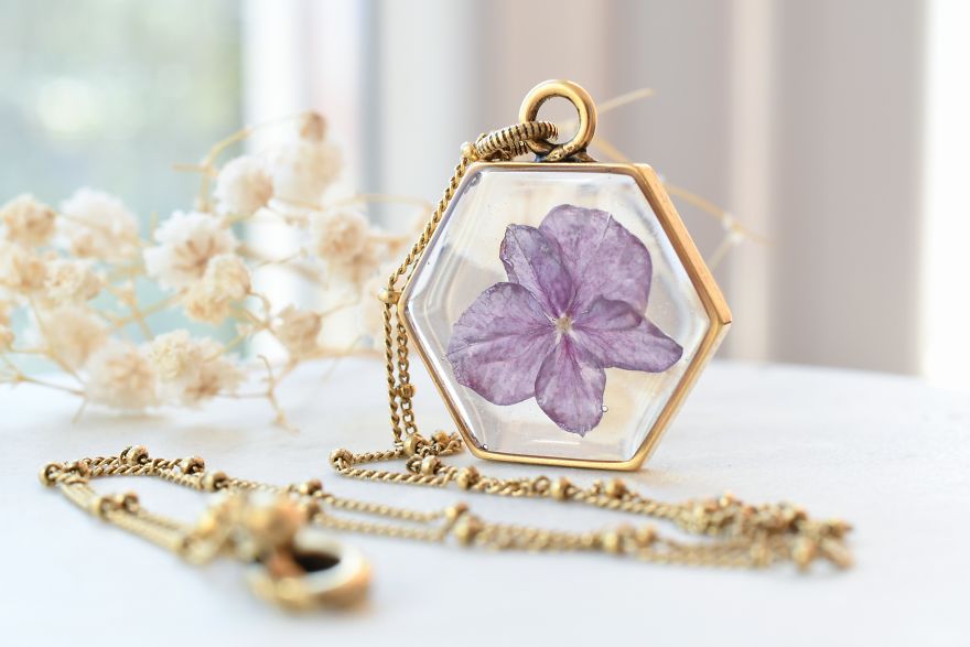 I Preserve Flowers In Resin