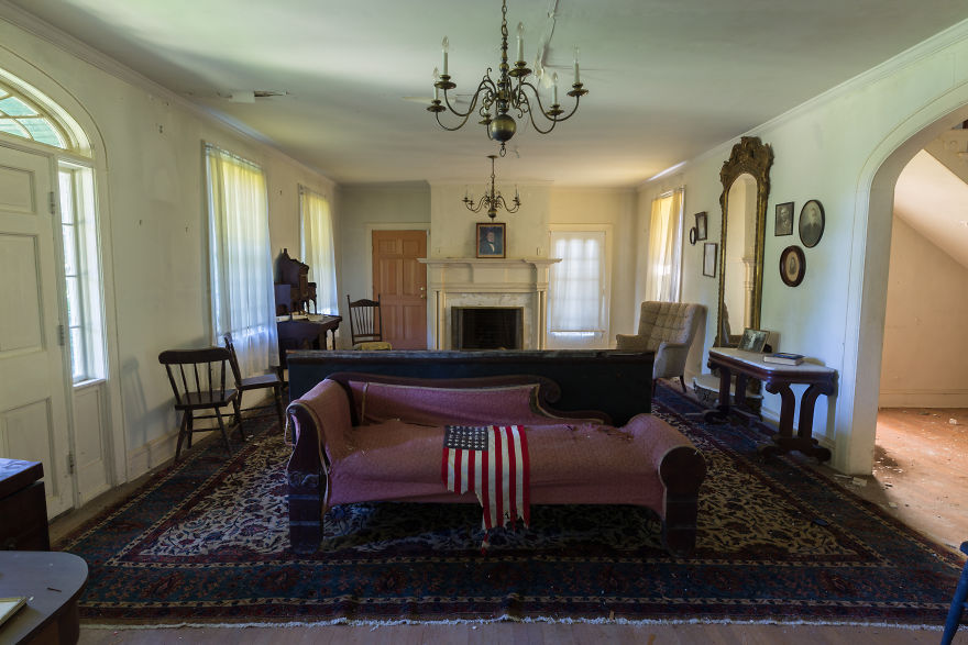 I Explored The Remains Of An Abandoned Mansion Filled With American History I Explored The Remains Of An Abandoned Mansion Filled With American History