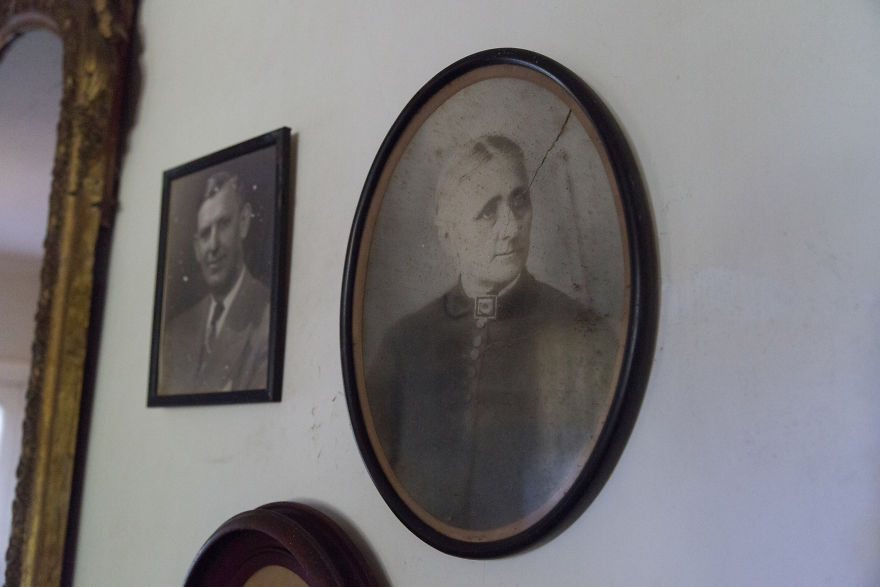 I Explored The Remains Of An Abandoned Mansion Filled With American History