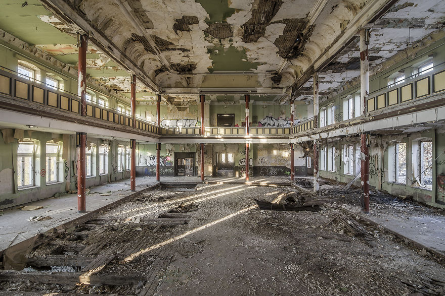 I Photograph Abandoned And Forgotten Ballroom In Germany
