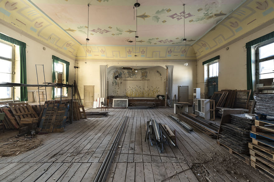 I Photograph Abandoned And Forgotten Ballroom In Germany