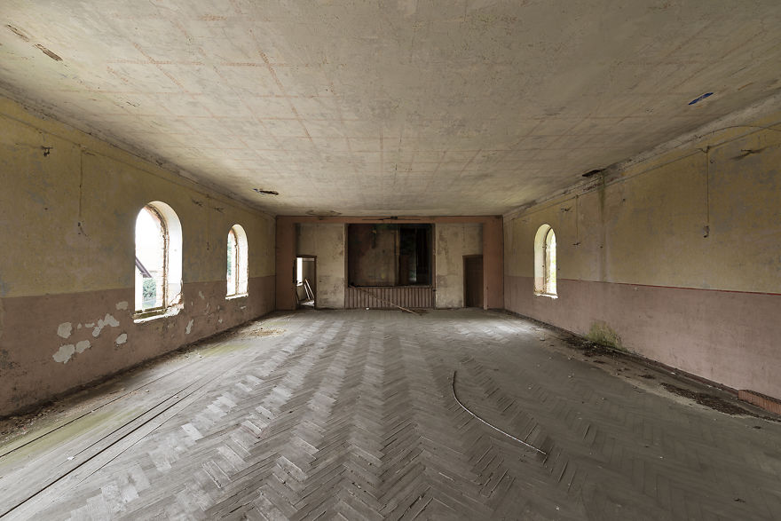 I Photograph Abandoned And Forgotten Ballroom In Germany